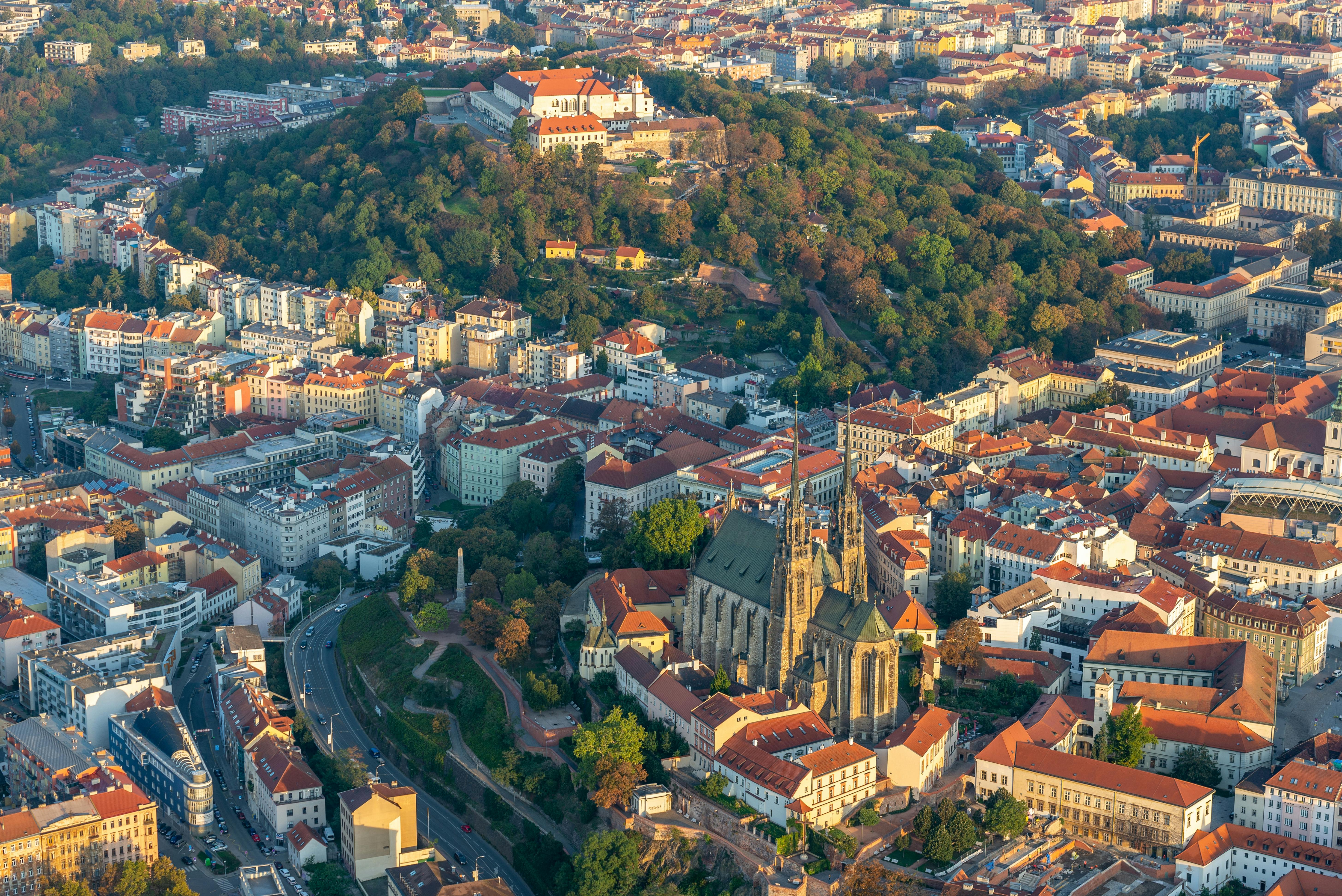 Luftaufnahme des historischen Stadtkerns mit Kathedrale und Festung